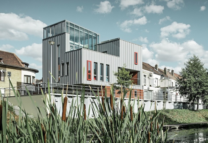 Een strakke maar speelse combinatie van glas, staal en rode baksteen